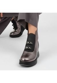 Srebrne Botki S.Barski Stylowe Damskie Buty Na Koturnie. Zapięcie: klamry. Kolor: srebrny. Szerokość cholewki: normalna. Wzór: aplikacja. Sezon: zima, jesień. Obcas: na koturnie. Styl: elegancki #1