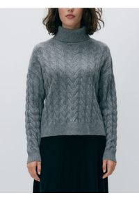 Reserved - Golf z ozdobnym splotem - szary. Typ kołnierza: golf. Kolor: szary. Materiał: dzianina. Wzór: ze splotem #1