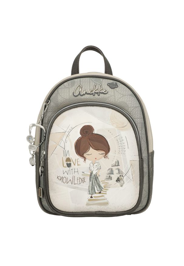 Plecak damski Anekke, z dekoracyjnym nadrukiem i metalowym logo zapinany na zamek z wygodną rączką regulowanymi szelkami oraz ozdobnym brelokiem, sza. Kolor: szary. Materiał: materiał. Wzór: nadruk. Styl: casual, elegancki
