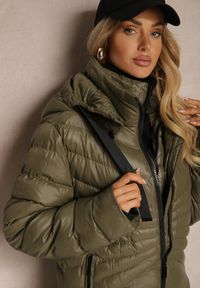 Renee - Ciemnozielona Zimowa Kurtka z Ukośnym Pikowaniem i Nieodpinanym Kapturem Siaritha. Okazja: na co dzień, na spacer. Kolor: zielony. Materiał: jeans. Sezon: zima. Styl: elegancki, casual #4
