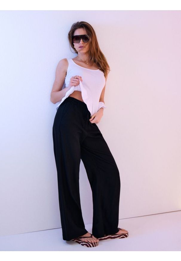 Sinsay - Spodnie wide leg z wiskozą i domieszką lnu - czarny. Kolor: czarny. Materiał: wiskoza, len