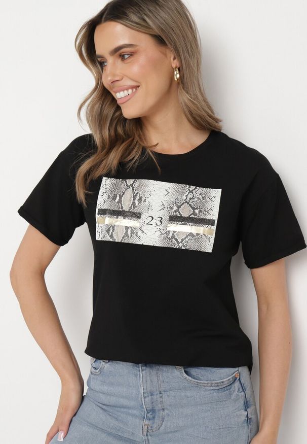 Born2be - Czarny Bawełniany T-shirt z Ozdobnym Nadrukiem Jalliana. Okazja: na co dzień. Kolor: czarny. Materiał: bawełna. Wzór: nadruk. Styl: casual