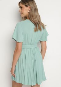 Born2be - Miętowa Sukienka Plisowana z Kopertowym Dekoltem Zamiya. Kolor: miętowy. Materiał: materiał. Długość rękawa: krótki rękaw. Typ sukienki: kopertowe #5