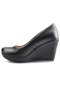 Czarne Czółenka Karino Damskie Półbuty Na Koturnie. Okazja: na co dzień, na spotkanie biznesowe. Kolor: czarny. Materiał: skóra. Obcas: na koturnie. Styl: casual, elegancki, biznesowy #9