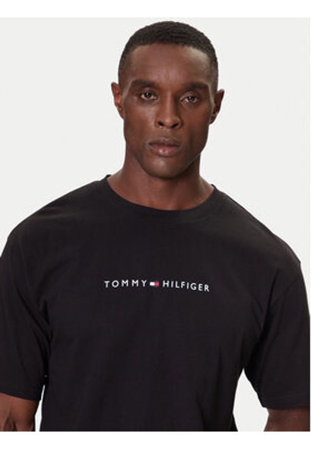 TOMMY HILFIGER - Tommy Hilfiger T-Shirt UM0UM03685 Czarny Relaxed Fit. Kolor: czarny. Materiał: bawełna