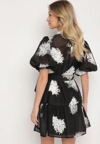 Born2be - Czarna Koszulowa Przezroczysta Sukienka z Bawełną Haftami i Paskiem Lirulira. Okazja: na co dzień. Kolor: czarny. Materiał: bawełna. Wzór: haft. Sezon: lato. Typ sukienki: koszulowe. Styl: casual, elegancki #7