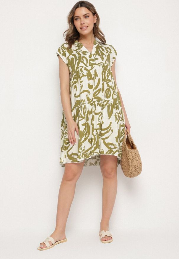 Born2be - Zielona Bawełniana Sukienka z Abstrakcyjnym Wzorem Lioraia. Okazja: na co dzień. Typ kołnierza: dekolt w kształcie V. Kolor: zielony. Materiał: bawełna. Długość rękawa: krótki rękaw. Typ sukienki: proste. Styl: casual, elegancki