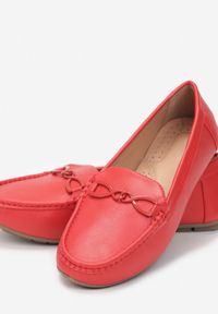 Renee - Czerwone Mokasyny Caeenia. Wysokość cholewki: przed kostkę. Nosek buta: okrągły. Kolor: czerwony. Szerokość cholewki: normalna. Wzór: gładki, aplikacja. Obcas: na płaskiej podeszwie. Styl: elegancki #3