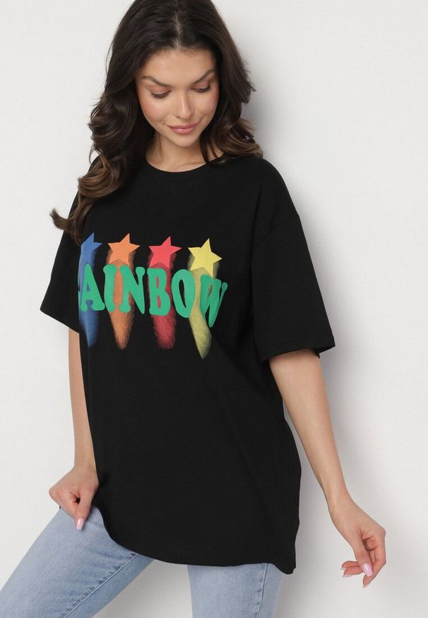 Born2be - Czarny T-shirt Oversize z Kolorowym Napisem i Gwiazdkami Iloviela. Okazja: na co dzień. Kolor: czarny. Materiał: jeans. Wzór: kolorowy, napisy. Styl: elegancki, casual, klasyczny, sportowy