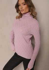 Renee - Jasnofioletowy Golf z Wiskozą w Tłoczony Wzór Przeszyty Metaliczną Nitką Neldora. Okazja: na co dzień. Typ kołnierza: golf. Kolor: fioletowy. Materiał: wiskoza. Sezon: jesień, zima. Styl: casual, elegancki, wizytowy #4