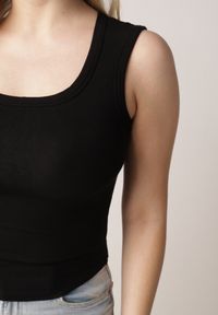Born2be - Czarny Dopasowany Top Bez Rękawów z Wiskozy z Kwadratowym Dekoltem Madu. Okazja: na spacer. Typ kołnierza: dekolt kwadratowy. Kolor: czarny. Materiał: wiskoza. Długość rękawa: bez rękawów. Sezon: lato. Styl: elegancki, klasyczny #8