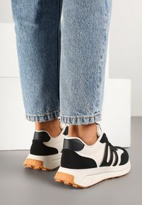 Renee - Czarne Sneakersy Ozdobione Geometrycznym Wzorem Eldvisa. Okazja: na co dzień. Kolor: czarny. Materiał: jeans. Wzór: geometria, aplikacja #5