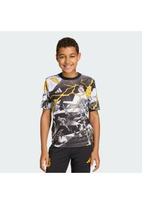 Adidas - Dziecięca koszulka adidas Real Madryt Avengers 25/26 Pre-Match. Kolor: żółty, czarny, wielokolorowy, biały. Wzór: motyw z bajki. Sport: piłka nożna #1