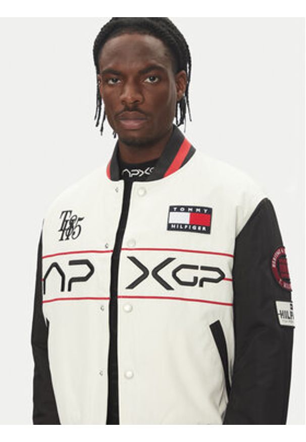 TOMMY HILFIGER - Tommy Hilfiger Kurtka bomber F1 Movie MW0MW41367 Écru Regular Fit. Materiał: syntetyk