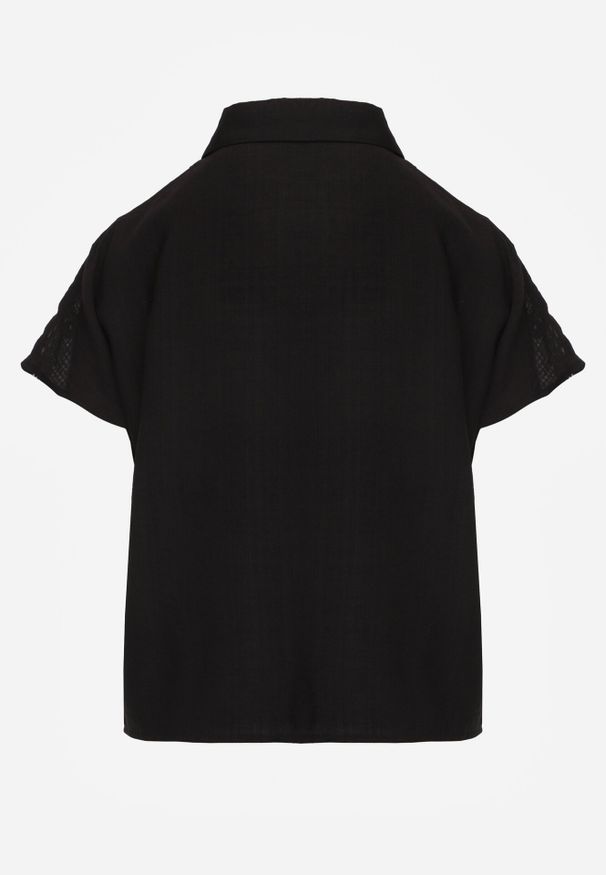 Born2be - Czarna Koszula z Wiskozy na Krótki Rękaw z Ażurowymi Wstawkami Kakara. Okazja: do pracy, na co dzień, na spotkanie biznesowe. Kolor: czarny. Materiał: wiskoza. Długość rękawa: krótki rękaw. Długość: krótkie. Wzór: ażurowy. Styl: elegancki, biznesowy, klasyczny, casual