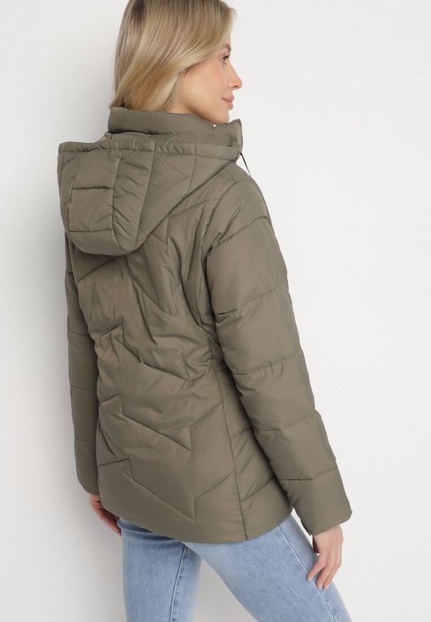 Born2be - Ciemnozielona Kurtka z Pikowanymi Przeszyciami i Odpinanym Kapturem Felanwen. Okazja: na co dzień. Kolor: zielony. Materiał: jeans. Styl: casual, elegancki, sportowy