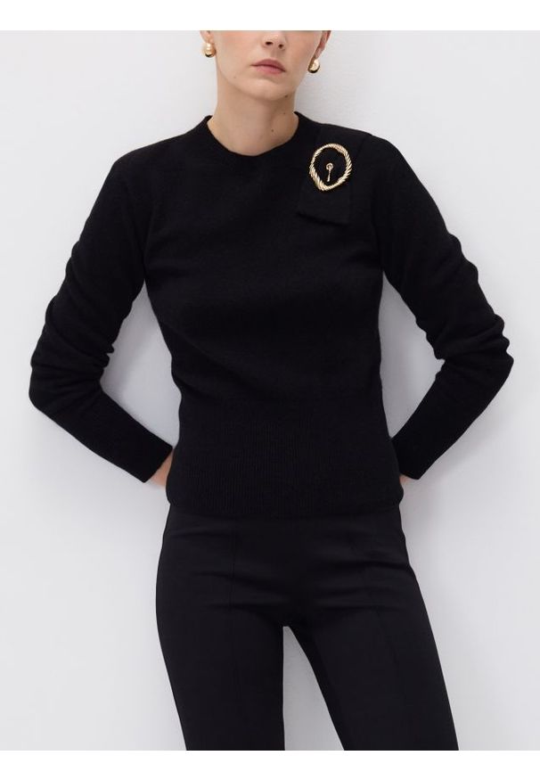 Reserved - Wełniany sweter z klamrą - czarny. Kolor: czarny. Materiał: wełna