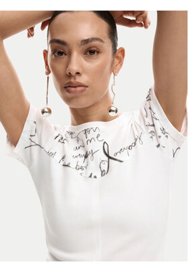 Desigual T-Shirt Helsinki 26SWTK10 Écru Slim Fit. Kolor: kremowy. Materiał: bawełna