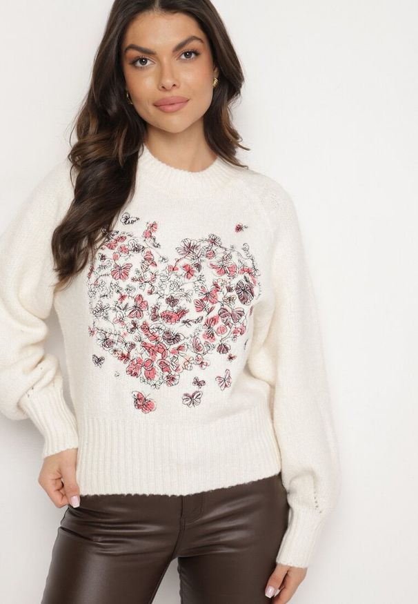 Born2be - Jasnobeżowy Sweter z Bawełną Ozdobiony Motylami Meledi. Kolor: beżowy. Materiał: bawełna. Wzór: aplikacja. Sezon: wiosna. Styl: klasyczny