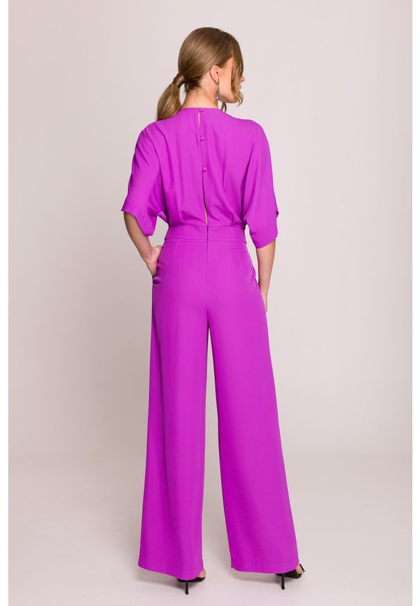 Stylove - Elegancki kombinezon damski z kopertowym dekoltem fioletowy. Okazja: na spotkanie biznesowe, na wesele, na imprezę, na ślub cywilny. Kolor: fioletowy, niebieski, pomarańczowy. Materiał: tkanina. Długość rękawa: krótki rękaw. Długość: krótkie. Styl: elegancki