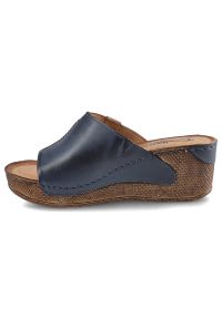 Granatowe Klapki Pollonus Damskie Skórzane Buty. Kolor: niebieski. Materiał: skóra. Wzór: aplikacja. Obcas: na koturnie. Styl: klasyczny, elegancki #2