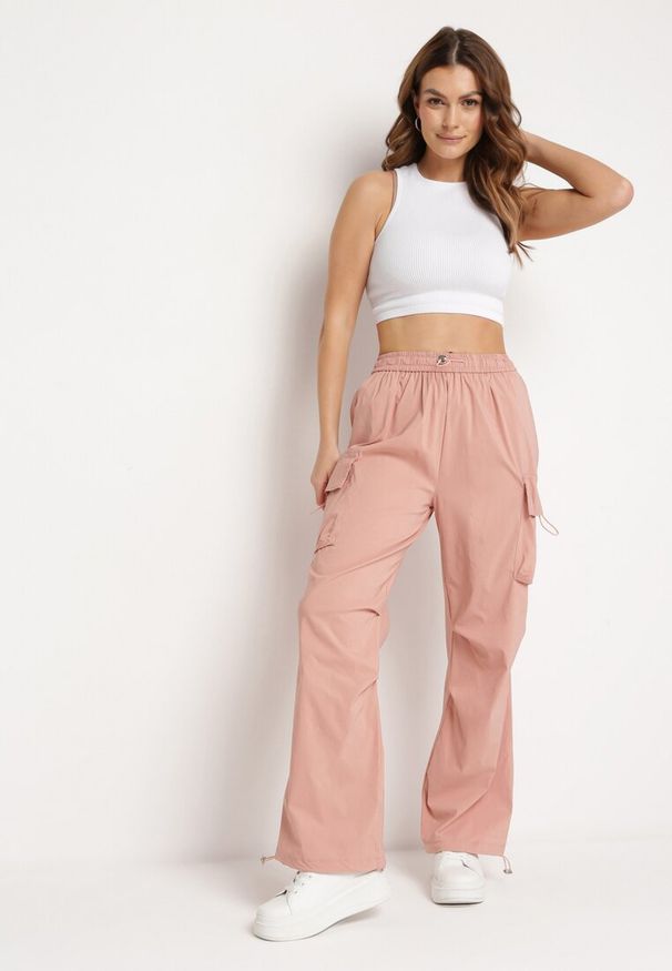 Born2be - Jasnoróżowe Spodnie Typu Bojówki z Gumką w Pasie i Ściągaczami przy Nogawkach Bioliana. Okazja: na co dzień. Stan: podwyższony. Kolor: różowy. Wzór: moro. Styl: casual, elegancki, militarny