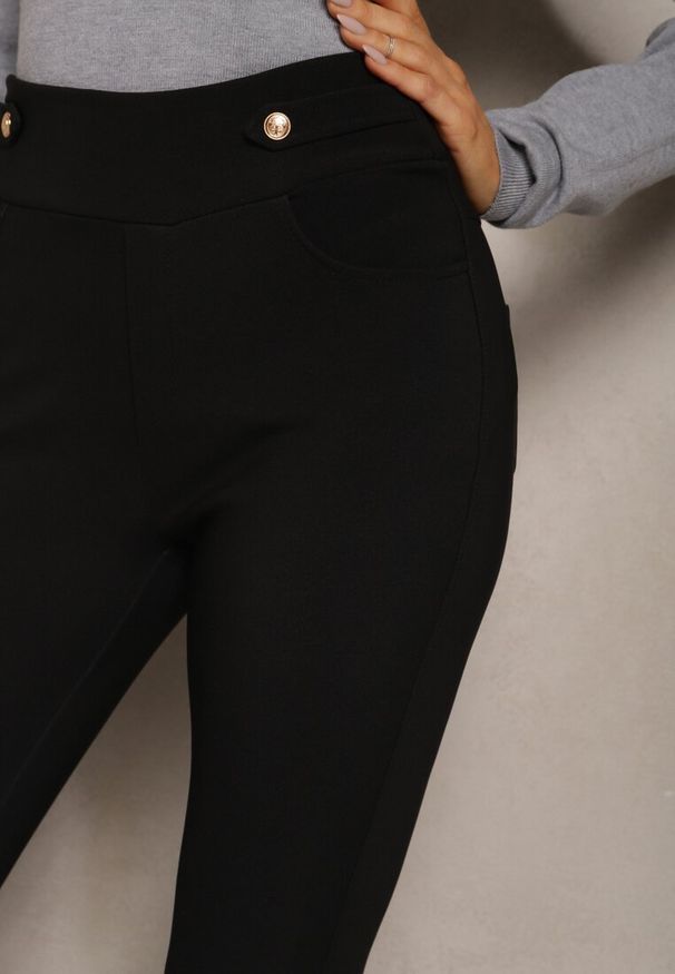 Renee - Czarne Spodnie o Klasycznym Fasonie High Waist z Guzikami Tiadira. Okazja: na co dzień, do pracy. Stan: podwyższony. Kolor: czarny. Materiał: bawełna, jedwab. Styl: klasyczny