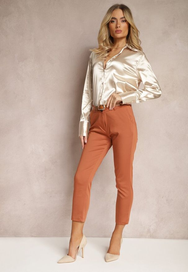 Renee - jasnobrązowe Spodnie 7/8 na Guzik i Suwak z Regularnym Stanem Lutro. Okazja: na co dzień. Kolor: brązowy. Materiał: bawełna, tkanina. Styl: casual, elegancki
