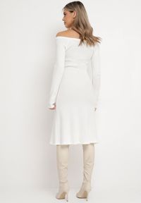 Born2be - Biała Sweterkowa Sukienka Midi Ocordela. Kolor: biały. Materiał: materiał, prążkowany. Długość: midi