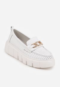 Renee - Białe Perforowane Mokasyny ze Skóry Naturalnej z Aplikacją na Platformie Heilarta. Kolor: biały. Materiał: skóra. Szerokość cholewki: normalna. Wzór: aplikacja. Obcas: na platformie #6