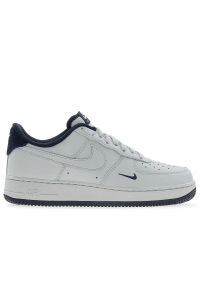 Buty męskie Nike Air Force 1 '07 LV8 HM9483-001 - białe. Zapięcie: sznurówki. Kolor: biały. Materiał: skóra. Szerokość cholewki: normalna. Sezon: lato. Model: Nike Air Force #1