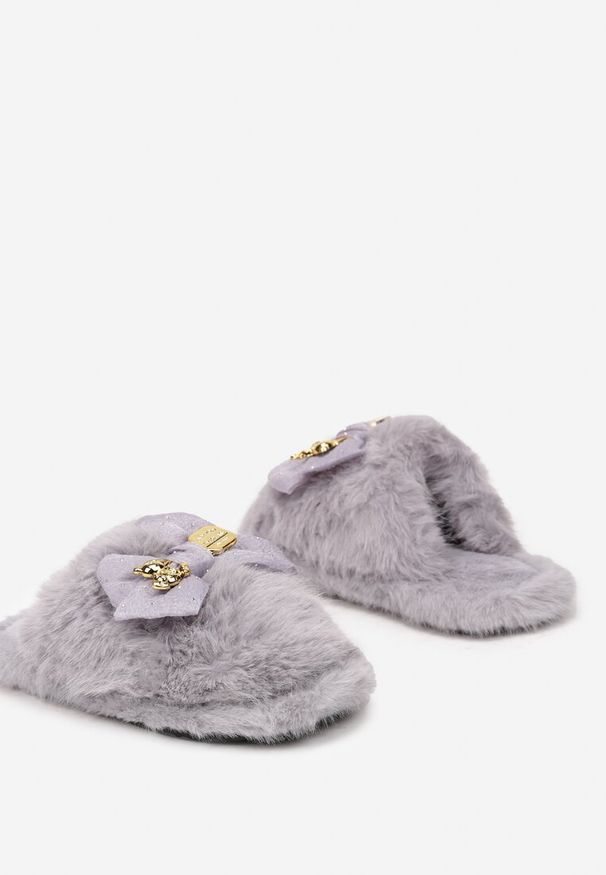 Born2be - Szare Futrzane Kapcie z Ozdobną Kokardą i Metalowymi Aplikacjami Filona. Okazja: do domu. Nosek buta: okrągły. Kolor: szary. Materiał: futro. Wzór: aplikacja. Obcas: na płaskiej podeszwie. Styl: elegancki