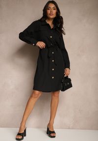 Renee - Czarna Sukienka o Koszulowym Kroju z Paskiem i Eleganckimi Guzikami Torlina. Okazja: na spotkanie biznesowe, na co dzień. Kolor: czarny. Materiał: skóra. Długość rękawa: długi rękaw. Typ sukienki: koszulowe. Styl: elegancki