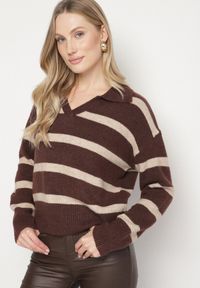 Born2be - Brązowy Sweter w Paski z Wełną i Dekoltem z Kołnierzykiem Tevana. Okazja: na co dzień. Typ kołnierza: dekolt w serek. Kolor: brązowy. Materiał: wełna. Wzór: paski. Styl: klasyczny, casual, elegancki #4