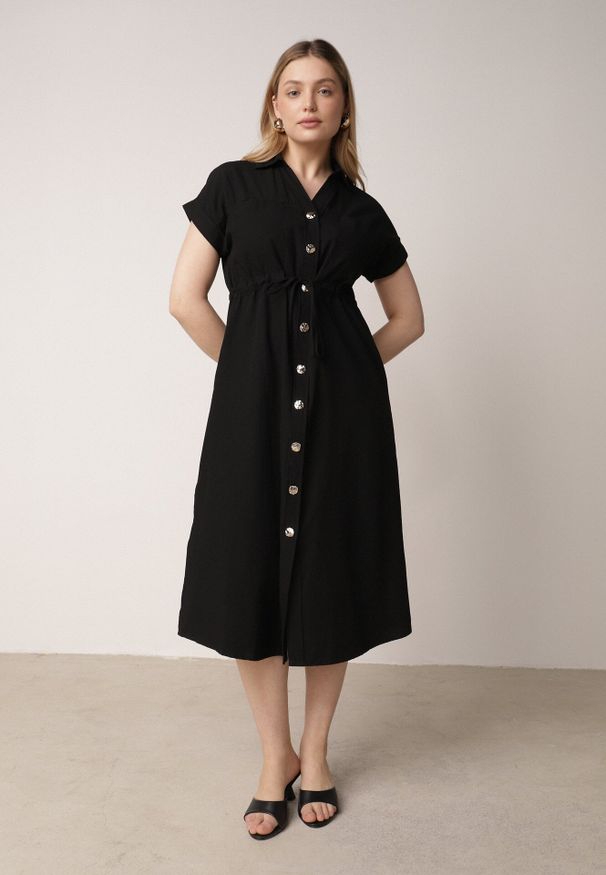 Born2be - Czarna Sukienka Koszulowa z Bawełną Wiskozą i Ozdobnymi Guzikami Parranes. Okazja: na co dzień. Kolor: czarny. Materiał: wiskoza, bawełna. Typ sukienki: koszulowe. Styl: casual, klasyczny, elegancki