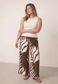 Born2be - Brązowe Wiskozowe Spodnie Casual o Fasonie Culottes w Roślinny Wzór Aliope. Okazja: na co dzień. Kolor: brązowy. Materiał: wiskoza. Wzór: gładki, nadruk. Sezon: lato. Styl: casual #4