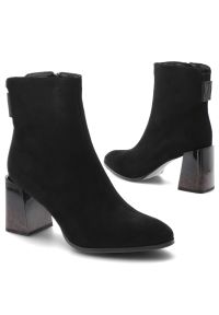 Czarne Botki Goodin Wygodne Obuwie Damskie Zapinane Na Suwak. Okazja: na co dzień, na spotkanie biznesowe. Zapięcie: zamek. Kolor: czarny. Szerokość cholewki: normalna. Wzór: geometria. Materiał: zamsz. Obcas: na obcasie. Styl: elegancki, klasyczny, biznesowy, wizytowy, casual. Wysokość obcasa: średni #3