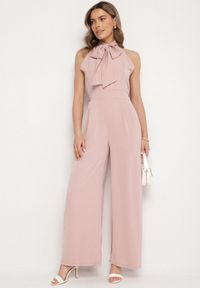 Born2be - Różowy Kombinezon z Ozdobną Kokardą Nelifira. Okazja: na co dzień, na ślub cywilny, na wesele, na imprezę. Kolor: różowy. Długość: długie. Wzór: aplikacja. Styl: casual, elegancki #1