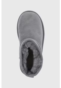 Ugg - UGG Śniegowce zamszowe dziecięce kolor szary. Nosek buta: okrągły. Kolor: szary. Materiał: zamsz