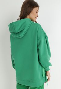 Born2be - Zielona Bluza Oversize z Kapturem Kulsum. Typ kołnierza: kaptur. Kolor: zielony. Materiał: bawełna, tkanina. Długość: długie. Wzór: jednolity, gładki #7