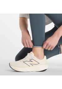 Legginsy damskie do biegania New Balance Sleek WP51268GT – szare. Stan: podwyższony. Kolor: szary. Materiał: lycra, poliester, materiał. Wzór: gładki. Sport: fitness #5