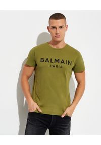 Balmain - BALMAIN - Koszulka khaki z nadrukiem logo. Kolor: zielony. Materiał: bawełna. Wzór: nadruk. Styl: klasyczny #1