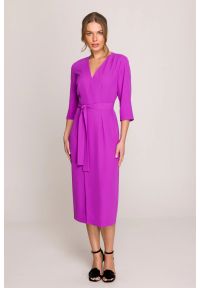 Stylove - Elegancka sukienka midi z dekoltem V i rozcięciem fuksja. Okazja: na spotkanie biznesowe. Typ kołnierza: typu klepsydra, dekolt w kształcie V. Kolekcja: dla wysokich. Kolor: różowy, czarny. Wzór: gładki. Typ sukienki: kopertowe. Materiał: guma, satyna, tkanina, elastan. Styl: elegancki. Długość: midi