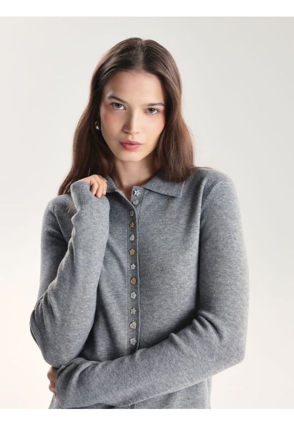 Reserved - Kardigan z ozdobnymi guzikami - szary. Kolor: szary. Materiał: dzianina