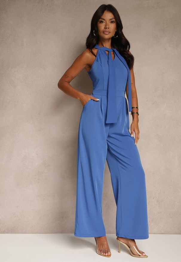 Renee - Niebieski Kombinezon Wide Leg z Ozdobnym Wiązaniem przy Szyi Silelia. Okazja: na co dzień. Kolor: niebieski. Długość rękawa: bez rękawów. Styl: klasyczny, elegancki, casual