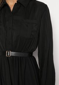 Born2be - Czarna Plisowana Sukienka Midi z Paskiem z Kołnierzykiem i Kieszeniami Themirlla. Kolor: czarny. Wzór: aplikacja. Długość: midi #5