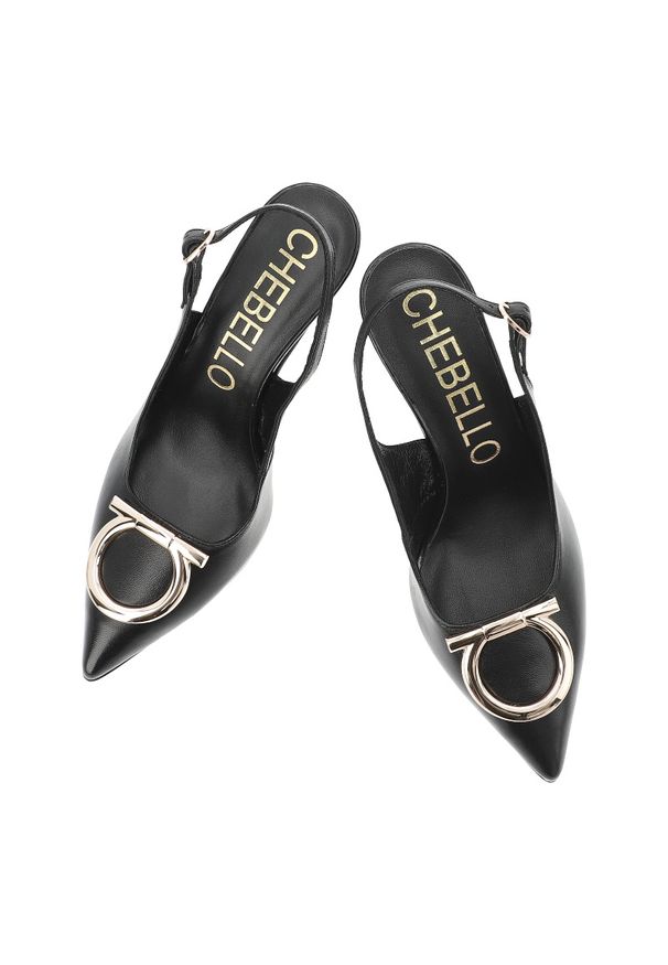 CheBello - Czółenka damskie Chebello, cholewka ze skóry naturalnej z odkrytą piętą i smukłym noskiem ozdobione metaliczną klamrą osadzone na cienkim obcasie pod. Zapięcie: klamry. Kolor: czarny. Materiał: skóra. Szerokość cholewki: normalna. Wzór: aplikacja. Obcas: na obcasie. Styl: elegancki, klasyczny. Wysokość obcasa: średni