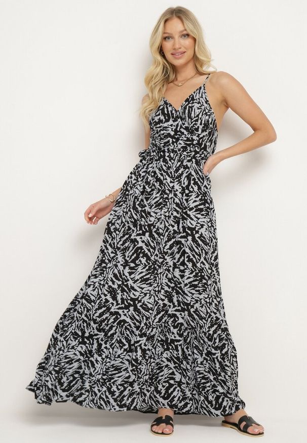 Born2be - Czarno-Biała Sukienka z Wiskozy na Ramiączkach z Gumką w Pasie i Materiałowym Paskiem Stralia. Okazja: na co dzień. Kolor: czarny. Materiał: wiskoza, materiał. Długość rękawa: na ramiączkach. Styl: casual, elegancki