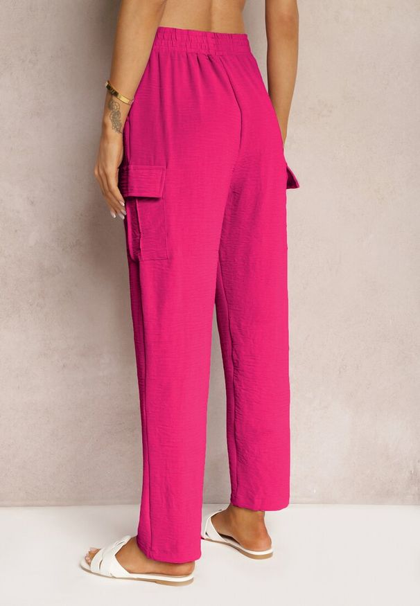 Renee - Fuksjowe Spodnie High Waist o Kroju Bojówek z Kieszeniami Wykończone Gumką w Pasie Efiene. Okazja: na co dzień. Stan: podwyższony. Kolor: różowy. Styl: casual