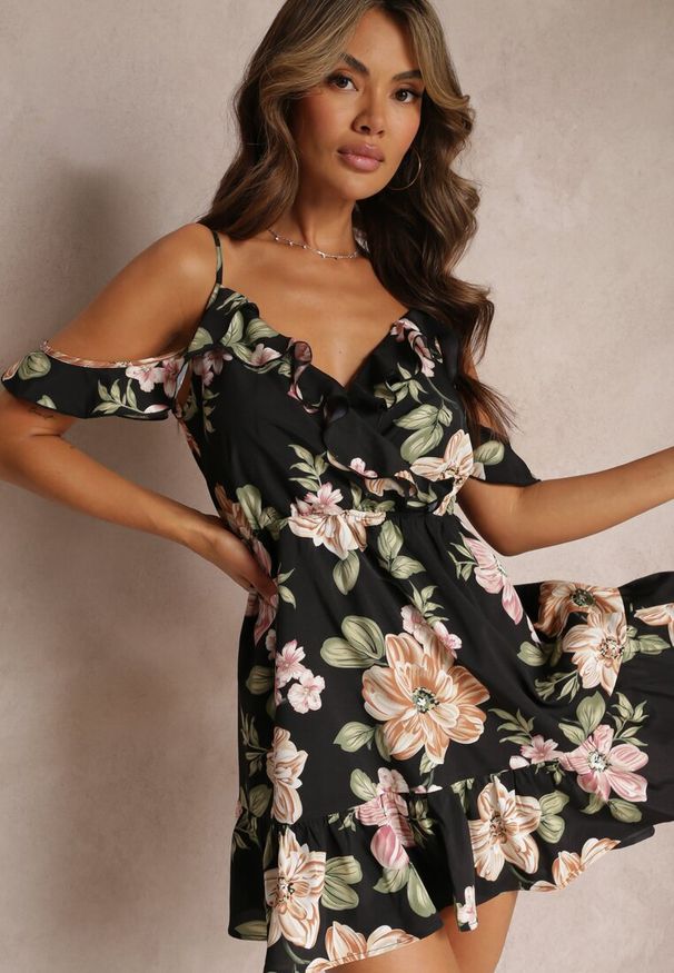 Renee - Czarna Rozkloszowana Sukienka w Kwiaty z Falbanami Nonare. Typ kołnierza: kołnierz z falbankami, dekolt kopertowy. Kolor: czarny. Długość rękawa: na ramiączkach. Wzór: kwiaty. Typ sukienki: kopertowe. Długość: mini